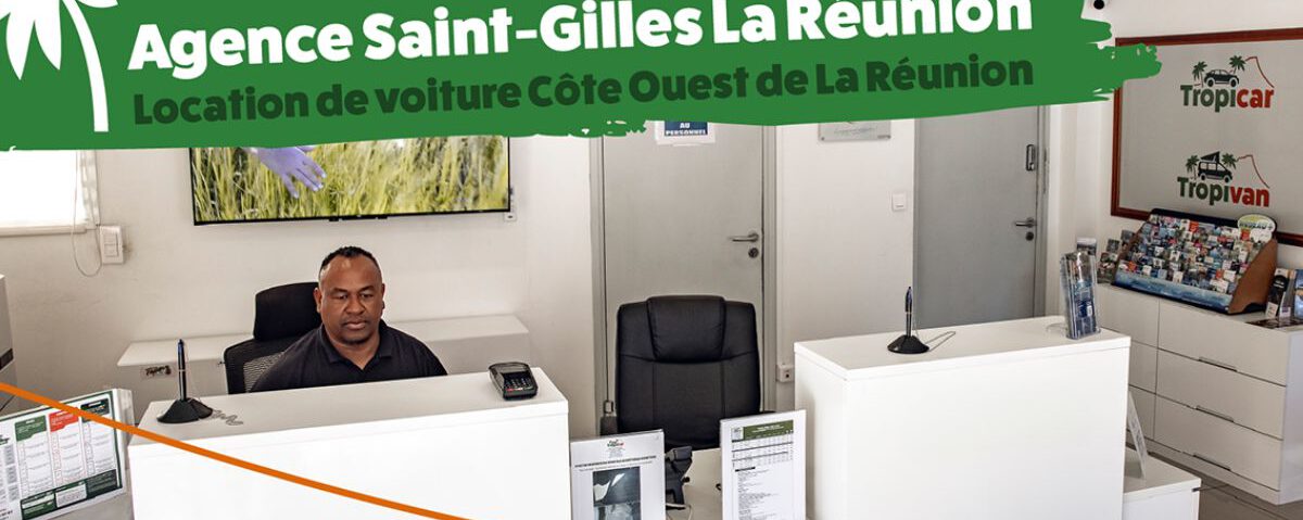 Un agent Tropicar propose des offres de location de voiture à prix avantageux dans l'agence de Saint-Gilles-les-Bains à La Réunion