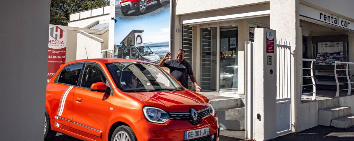 Un agent Tropicar professionnel effectue le départ d'une location de voiture avec un client à l'agence de Saint-Gilles-les-Bains à La Réunion
