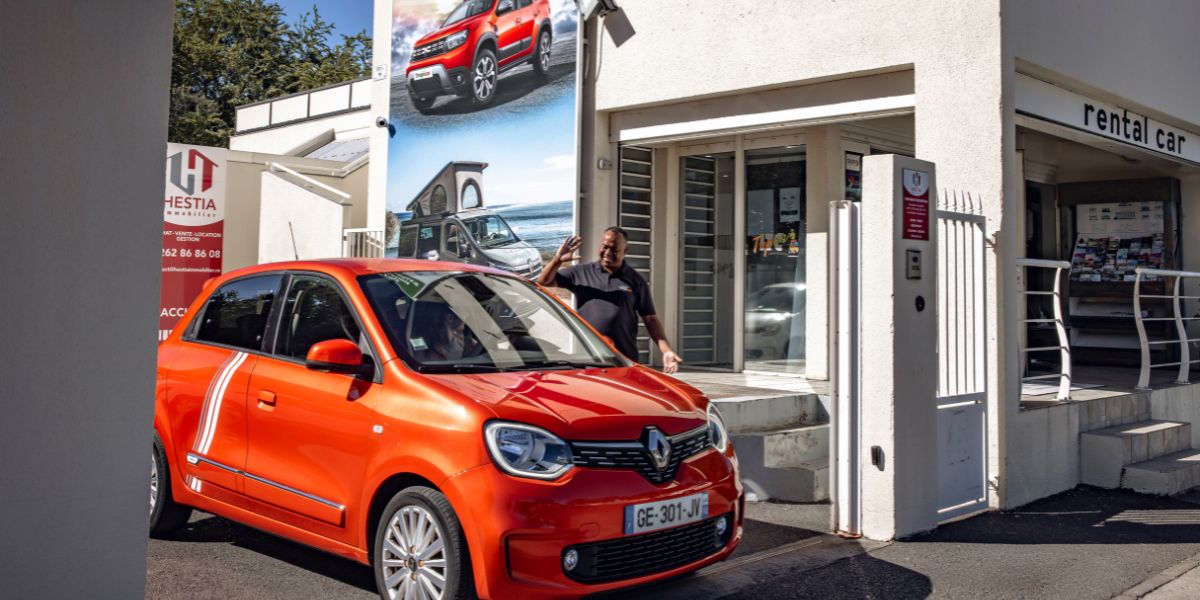 Un agent Tropicar professionnel effectue le départ d'une location de voiture avec un client à l'agence de Saint-Gilles-les-Bains à La Réunion